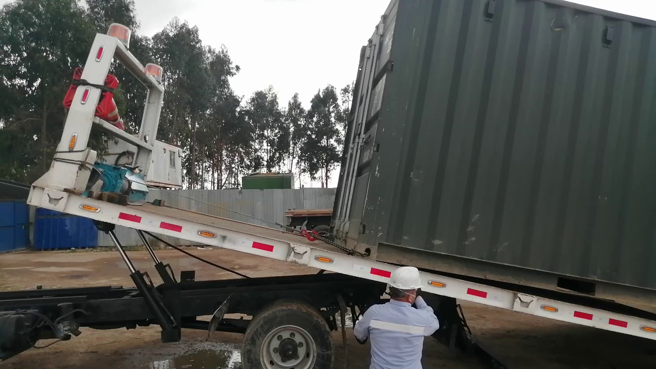 Cargue de contenedor de 20 pies en grúa auto descargable