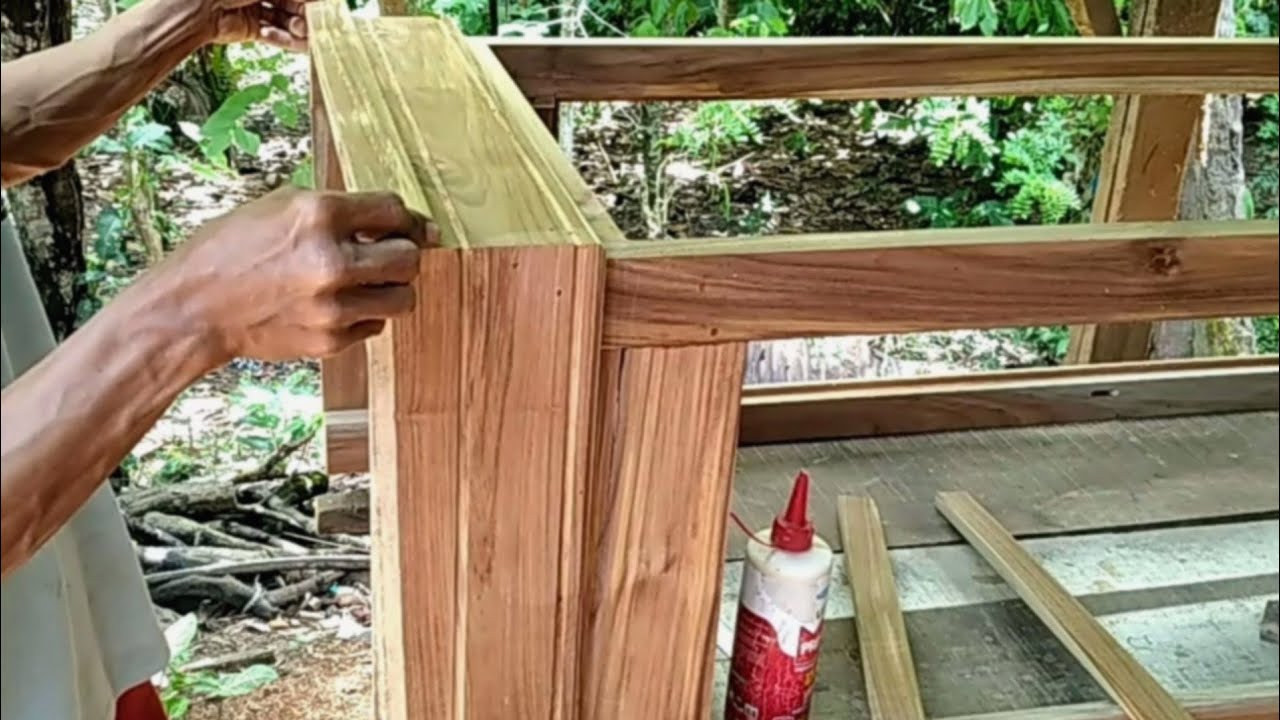 pengerjaan membuat kerangka lemari kaca dari kayu minimalis