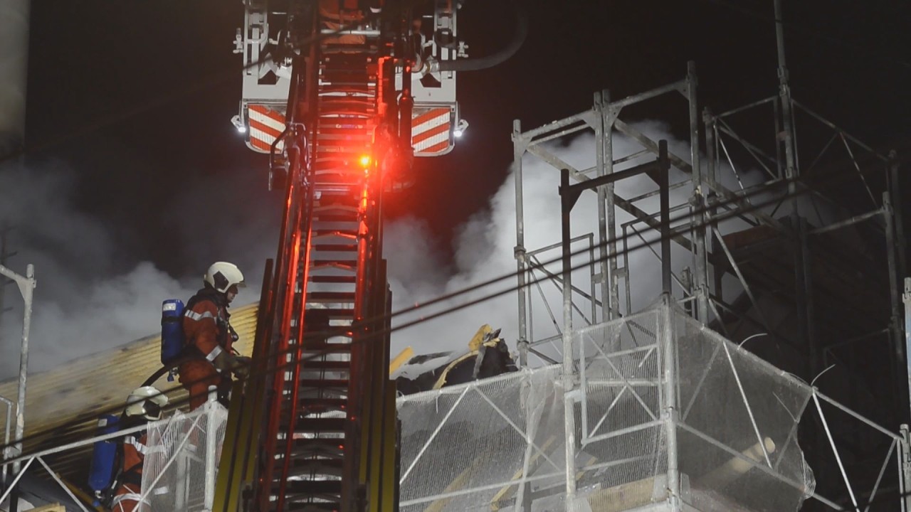 Zürich ZH: Flammen schlagen aus Dachstock