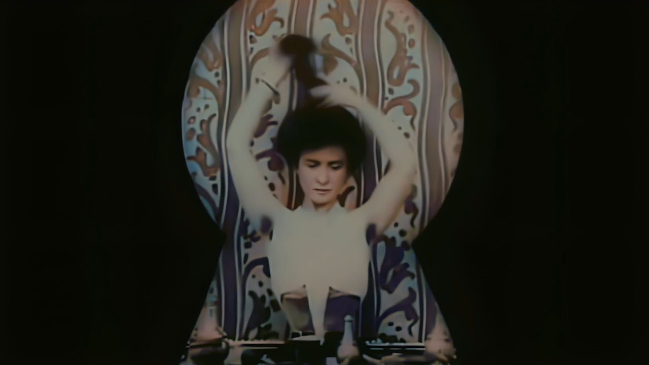 [4k, 50fps, colorized] (1901) Peeping Tom - Par le trou de la serrure.