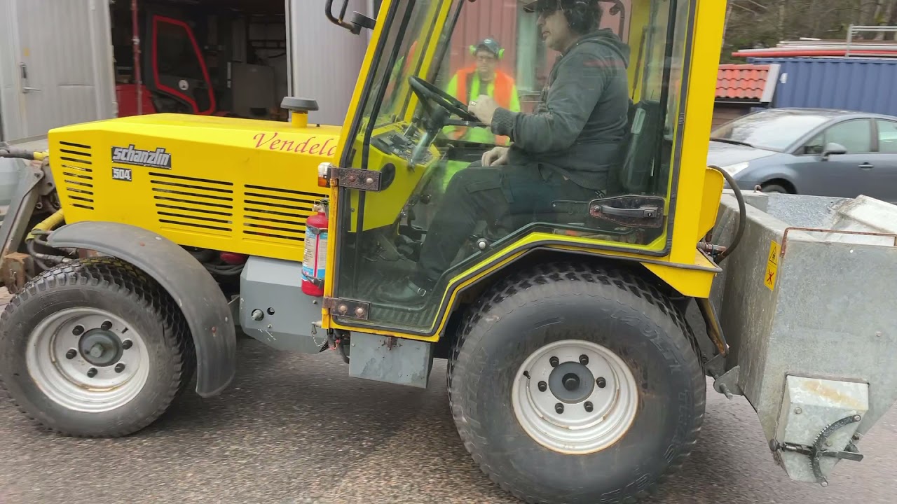 Köp Traktor Schanzlin 504 med vikplog & spridare på Klaravik