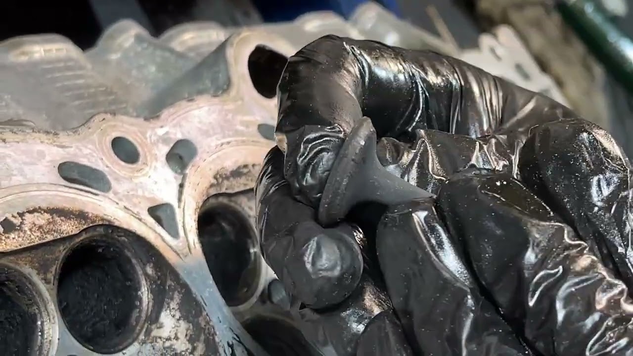 👆 Дефектовка ГБЦ Двиг. G4FC Hyundai Solaris, Kia Rio, Ceed, Cerato, Elantra. Очень большой нагар.