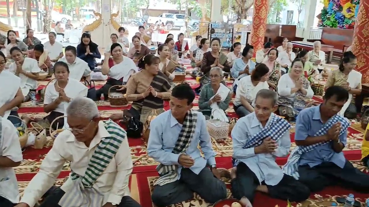 ໄຫວ້ພຣະຮັບສິນ ຖວາຍວັດຖຸທານ ໃນວັນສີນ Buddhist holy day and offering 