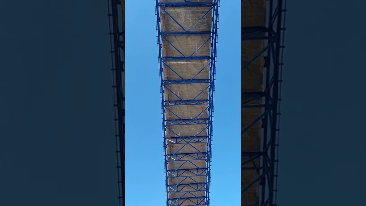 The underside of Brevik bridge. Undersiden av Breviksbrua.