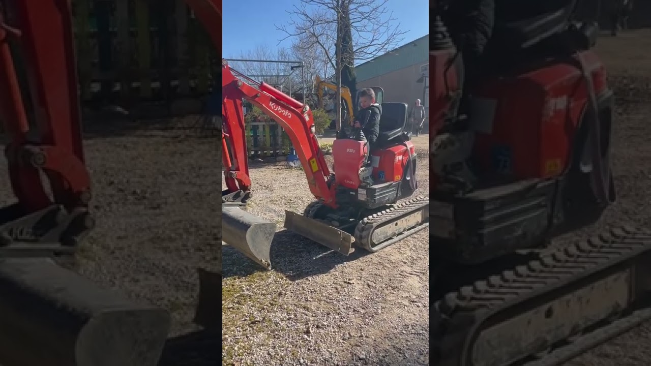 Enfant de 2 ans qui conduit mini pelle Kubota &agrave; la ferme