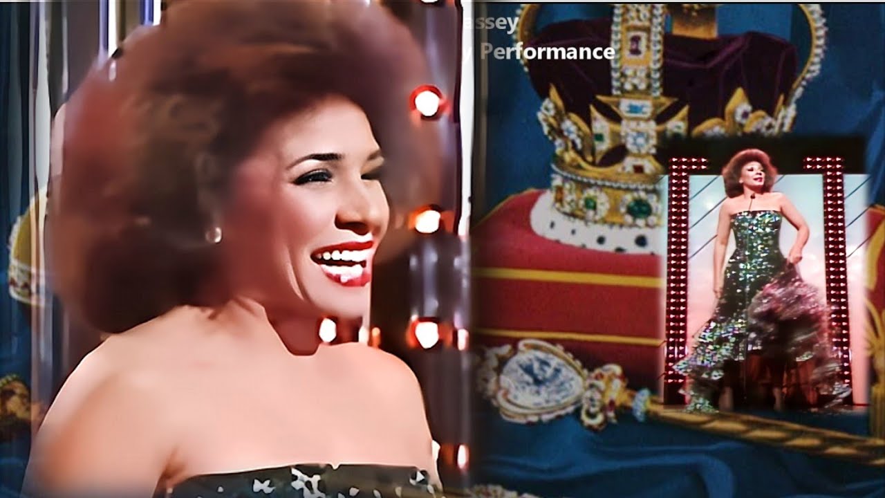 Shirley Bassey - There's No Place Like London / Hey Jude (1987 Royal Variety)