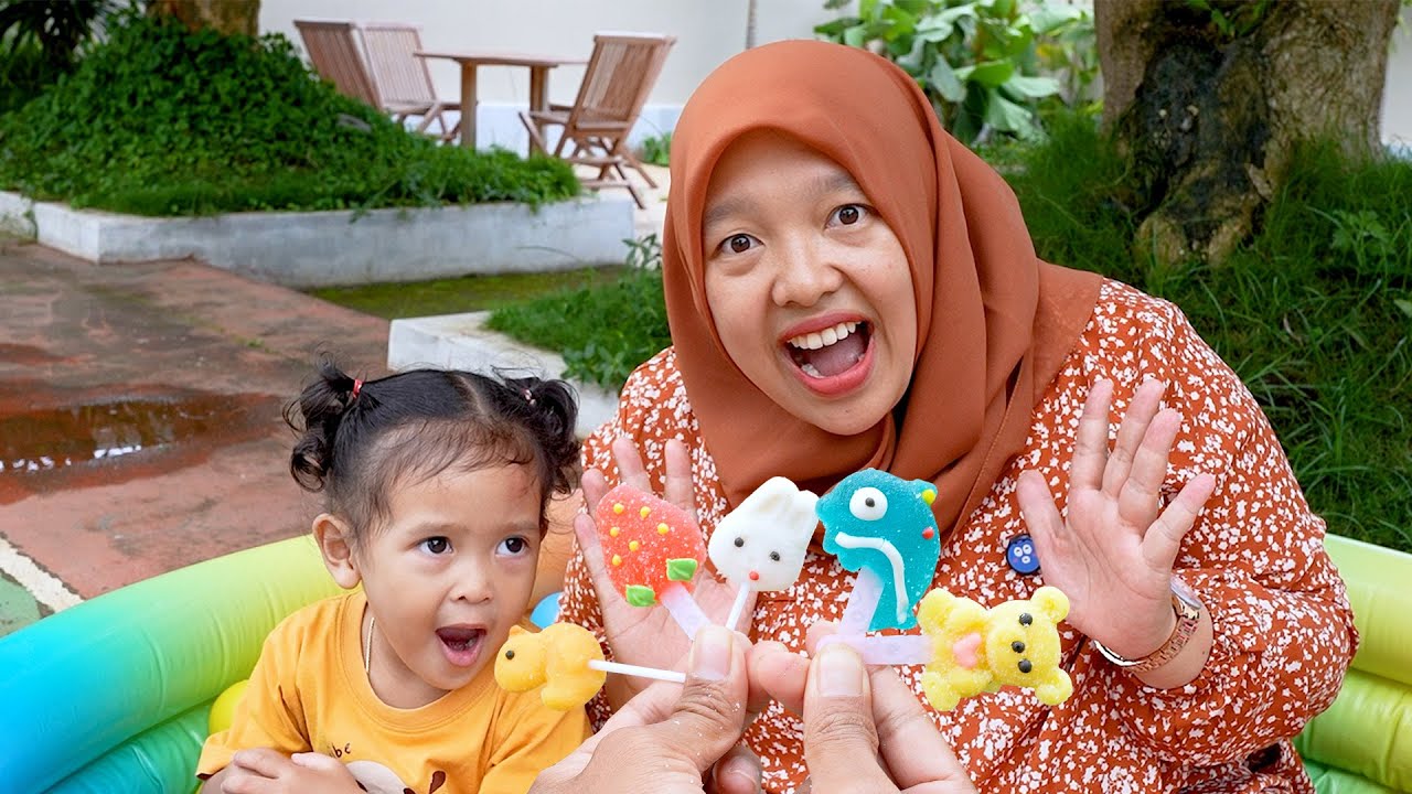 Aracelli Bermain Perosotan Mandi Bola & Meletuskan Balon Air - Nursery Rhymes Kids Song