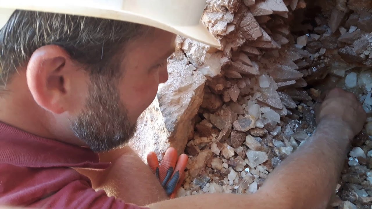 Mineralen zoeken (mineral prospecting) in Sauerland, Duitsland