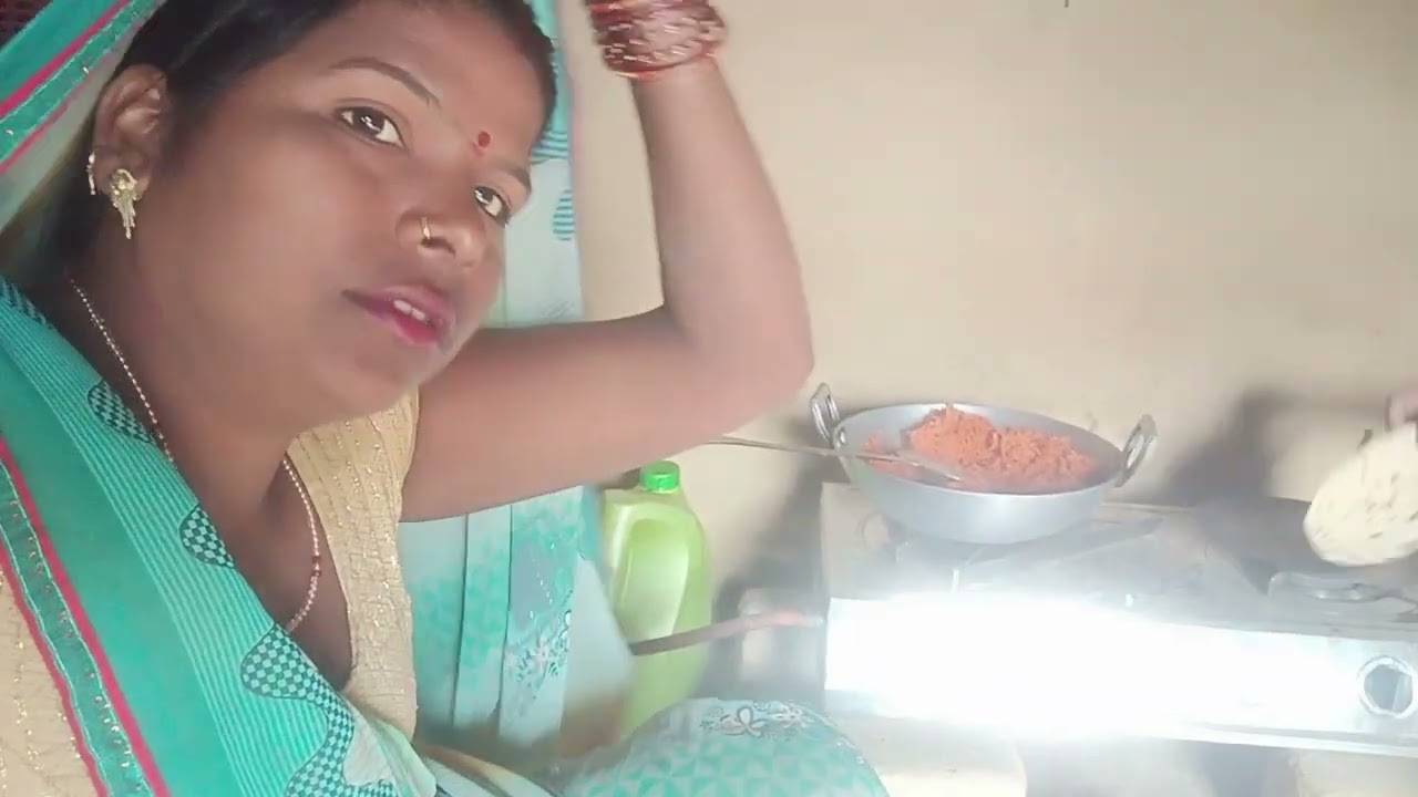 Rasoi ghar mein gajar ka halva banaa rahe hain