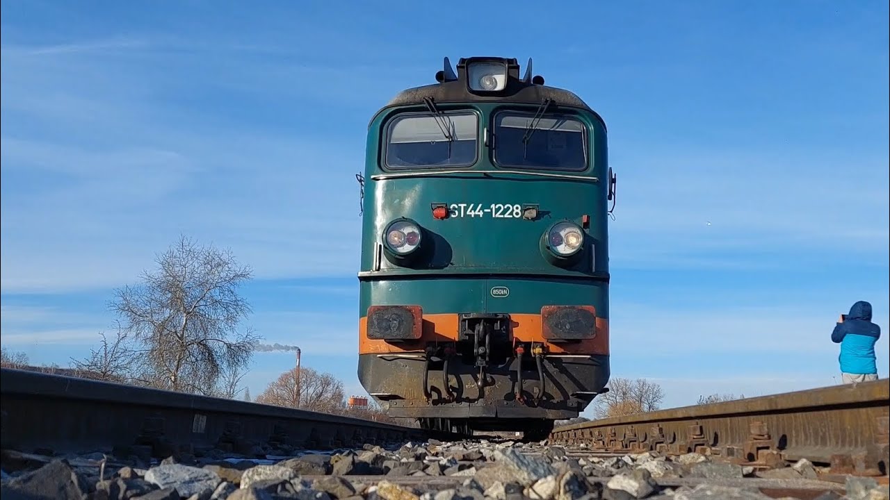 Iwan ST44-1228 PKP Cargo luzem mija Inowrocław Mątwy w kierunku Kruszwicy