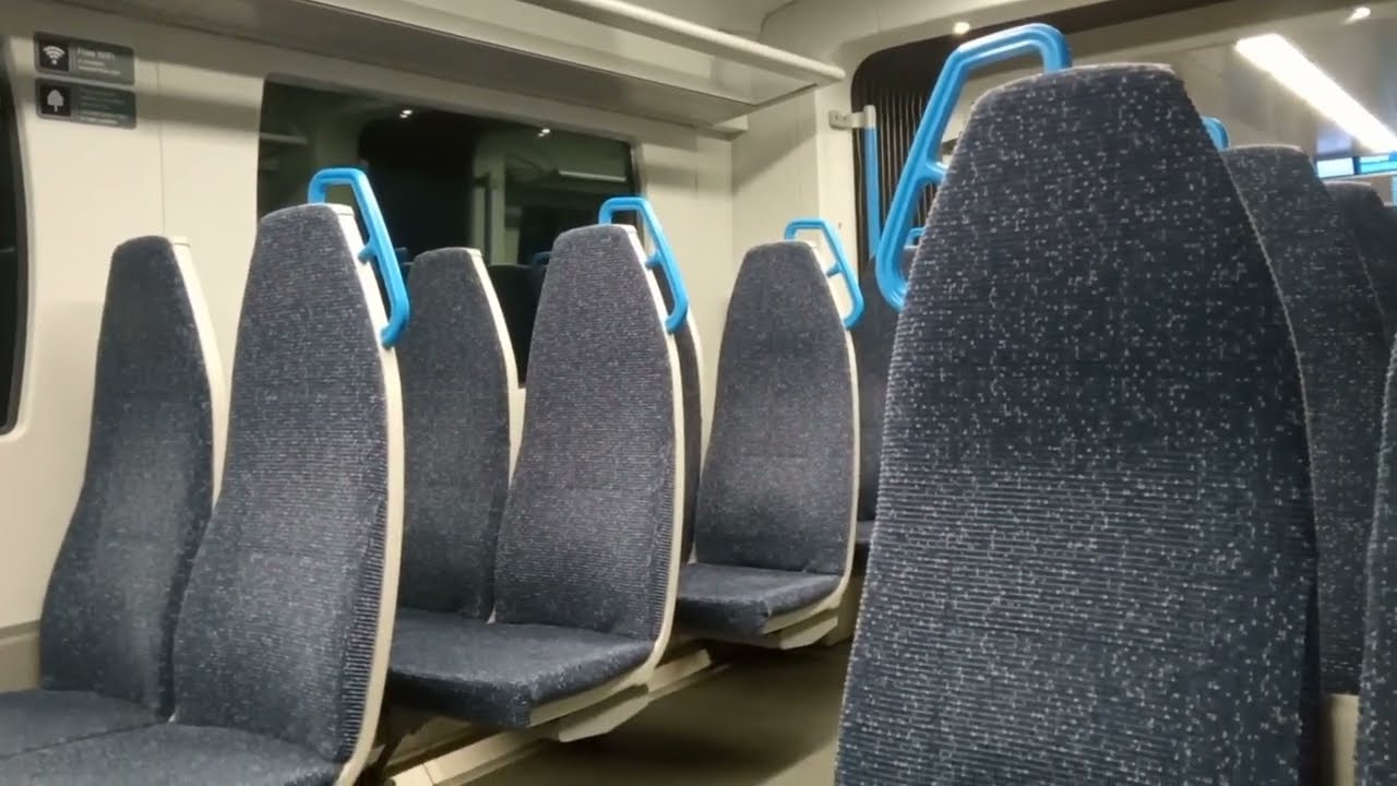 Great Northern Class 717 Train: OLD STREET - MOORGATE