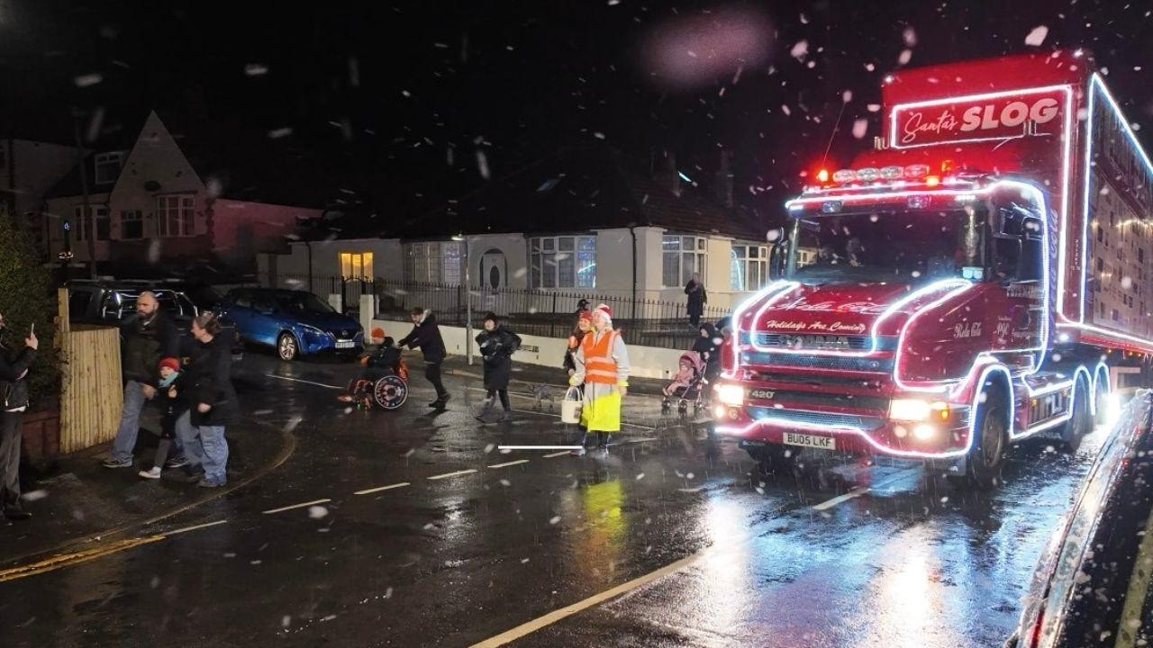 AMAZING!! 'Santa Comes to Bispham' Parade Blackpool