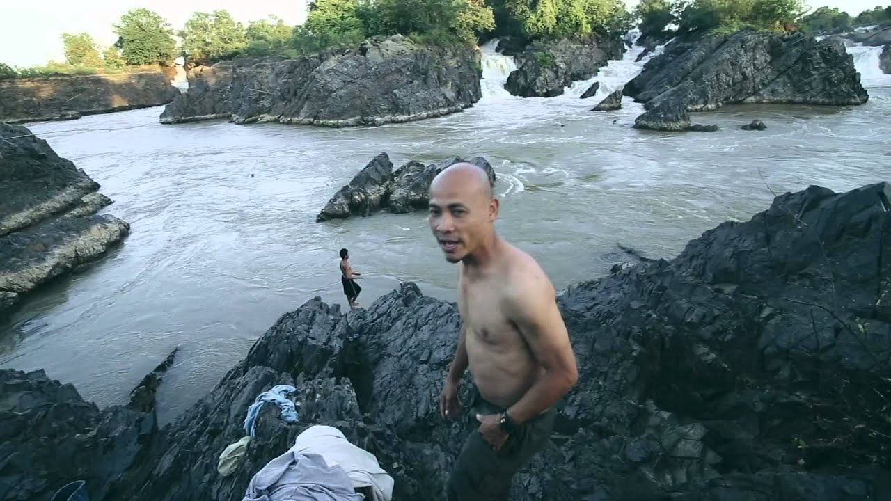 คนเบิกทาง : สัมผัสวิถีชีวิตริมน้ำ ร่วมงานศพที่แปลกจากงานศพทั่วไป ของชาวบ้านสายน้ำอู 1 ธ.ค. 57 (2/4)