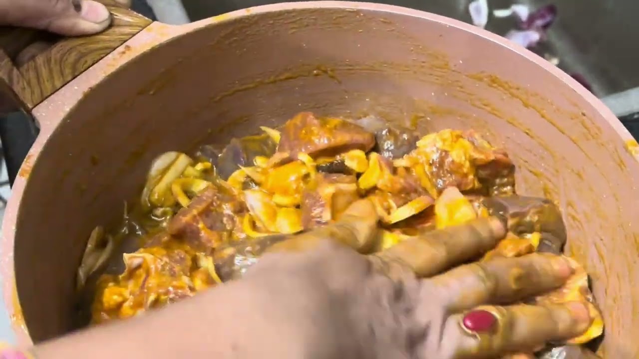 হাতে মাখি্যে গরুর গোস নতুন আলু দিয়ে ঝোল