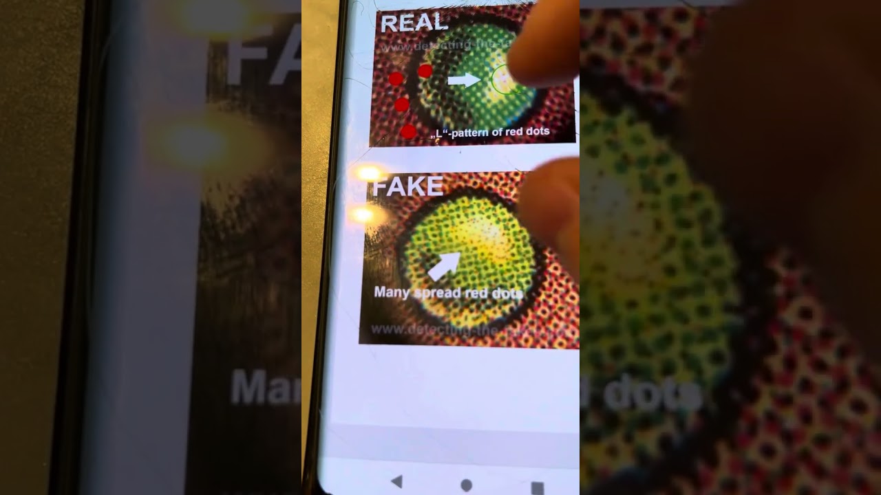 Differenza tra carte false e vere magic the gathering con red dot test eseguito a microscopio