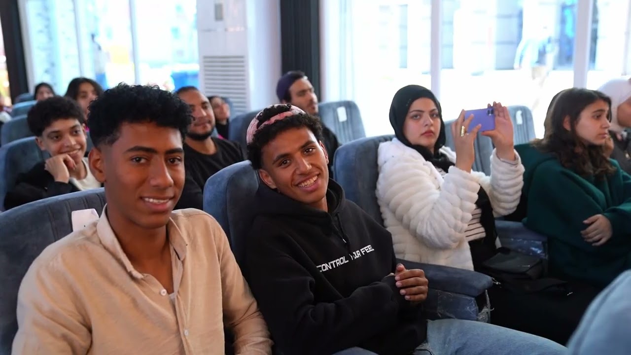 السمسمية تروي بطولات المقاومة الشعبية وتضحيات أبناء الوطن وسط تفاعل طلابي كبير