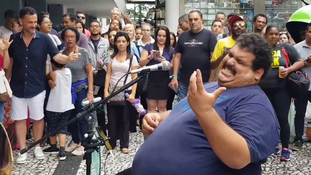 INCRÍVEL SERÁ QUE VAI EXISTIR UM CANTOR DE RUA QUE ARRASTAR UMA MULTIDÃO DE GENTE CANTANDO COM ELE