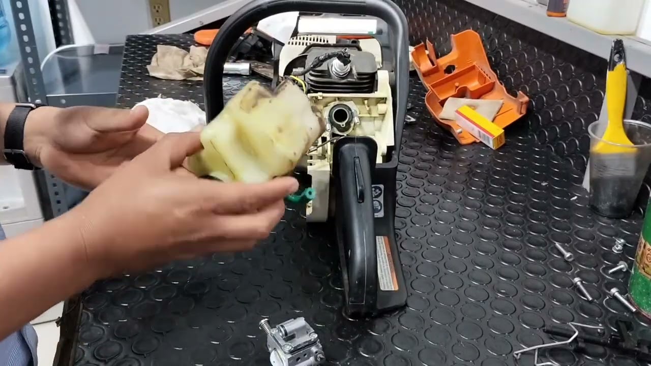 está motosierra por más que le intentaban encender y no respondía veamos cuál fue el problema .
