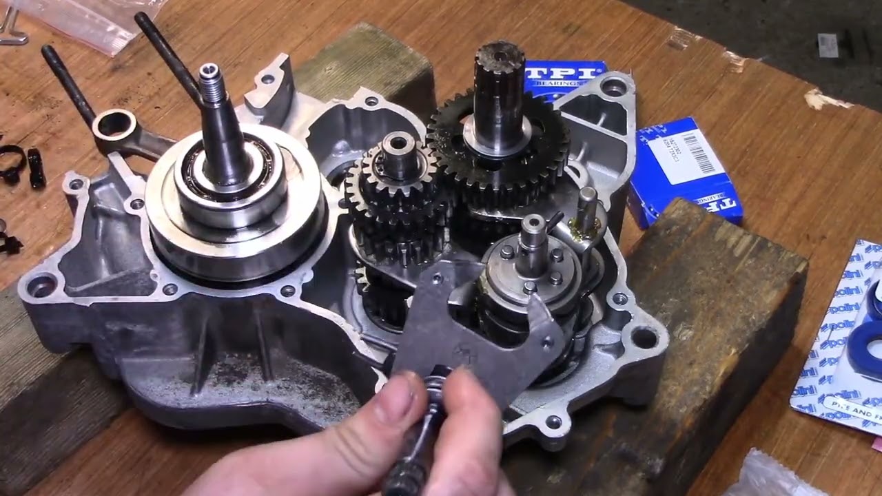 YAMAHA DT 50 / MINARELLI AM6 ENGINE ASSEMBLING PART 01
