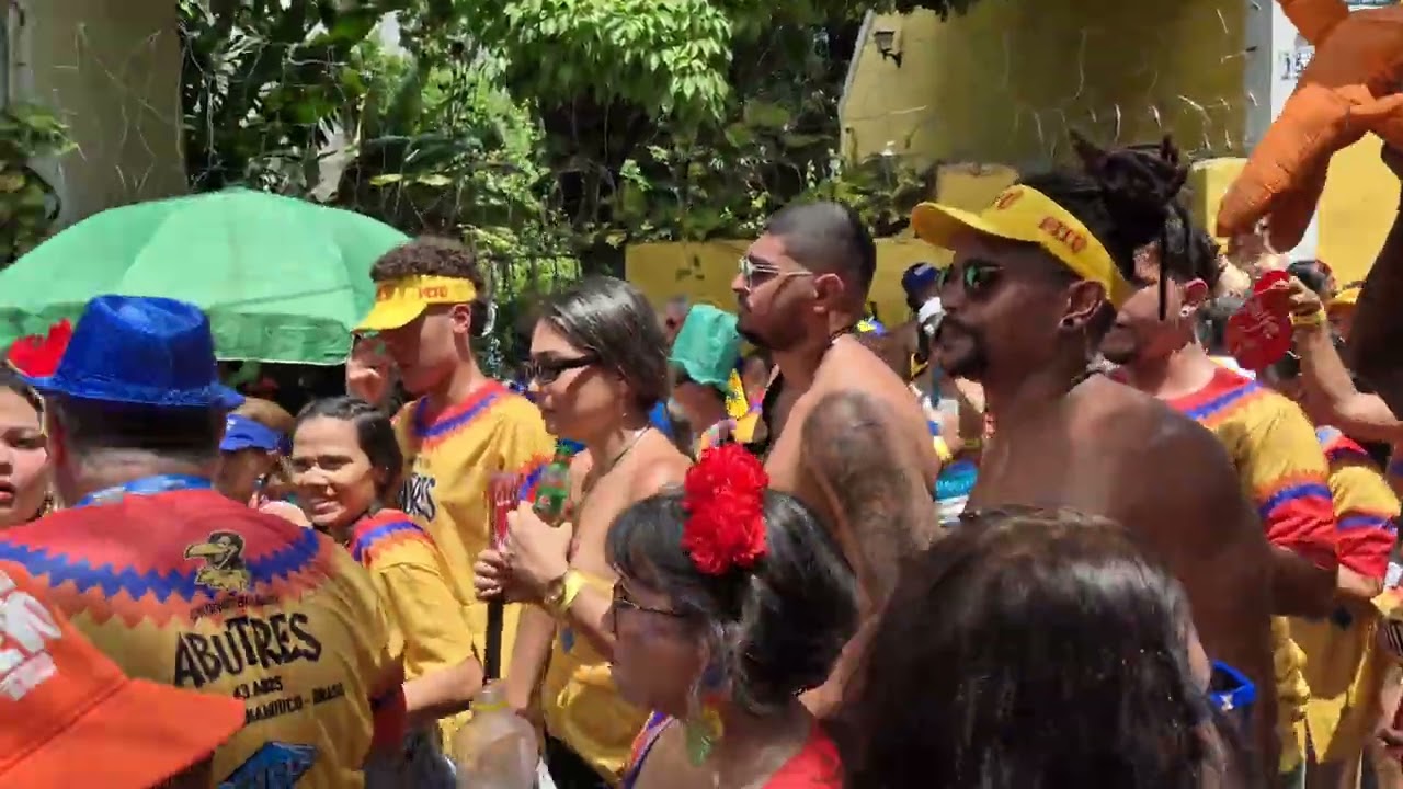 Carnaval de Olinda / Bloco os Abutres .  A festa não Para.