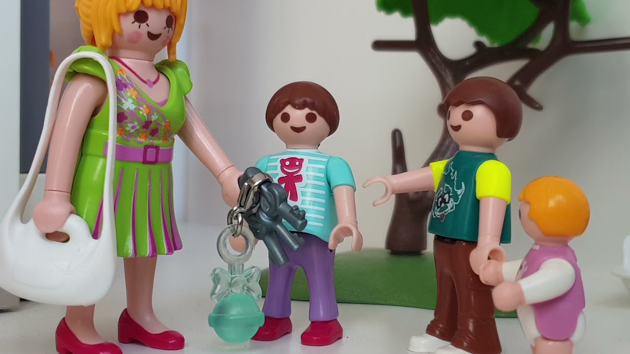 Chloé en français présente une histoire Playmobil : la visite médicale (le médecin est trop cool) 👍😀