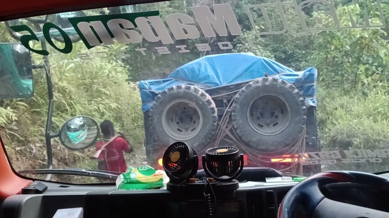 Truck pasti meraung jika naik tanjakan ini saat basah 