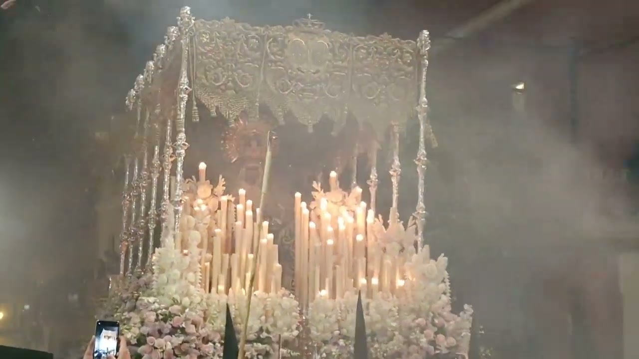 La Esperanza de Triana Saliendo de pureza y llegando al altozano con la lluvia de pétalos año 2023.