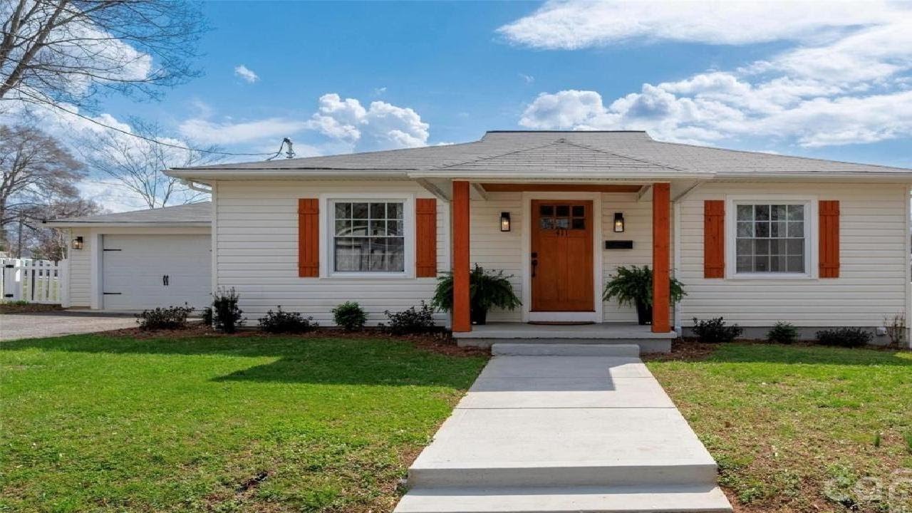 411 W Sycamore Street, Lincolnton, NC Presented by Chantal Donofrio.