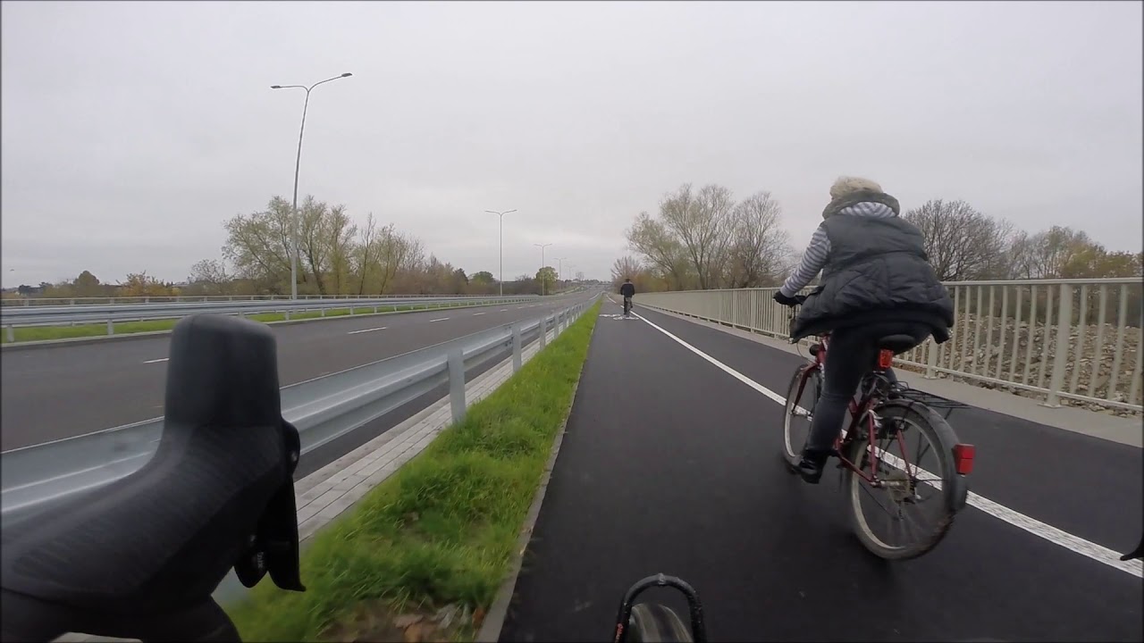Radom. Droga dla rowerów na wiadukcie w al. Wojska Polskiego