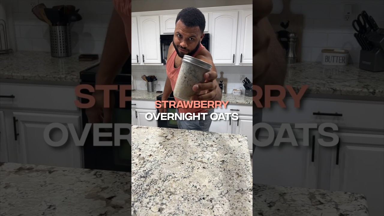 My go to strawberry overnight oats 🍓🥣 #overnightoats #mealprep