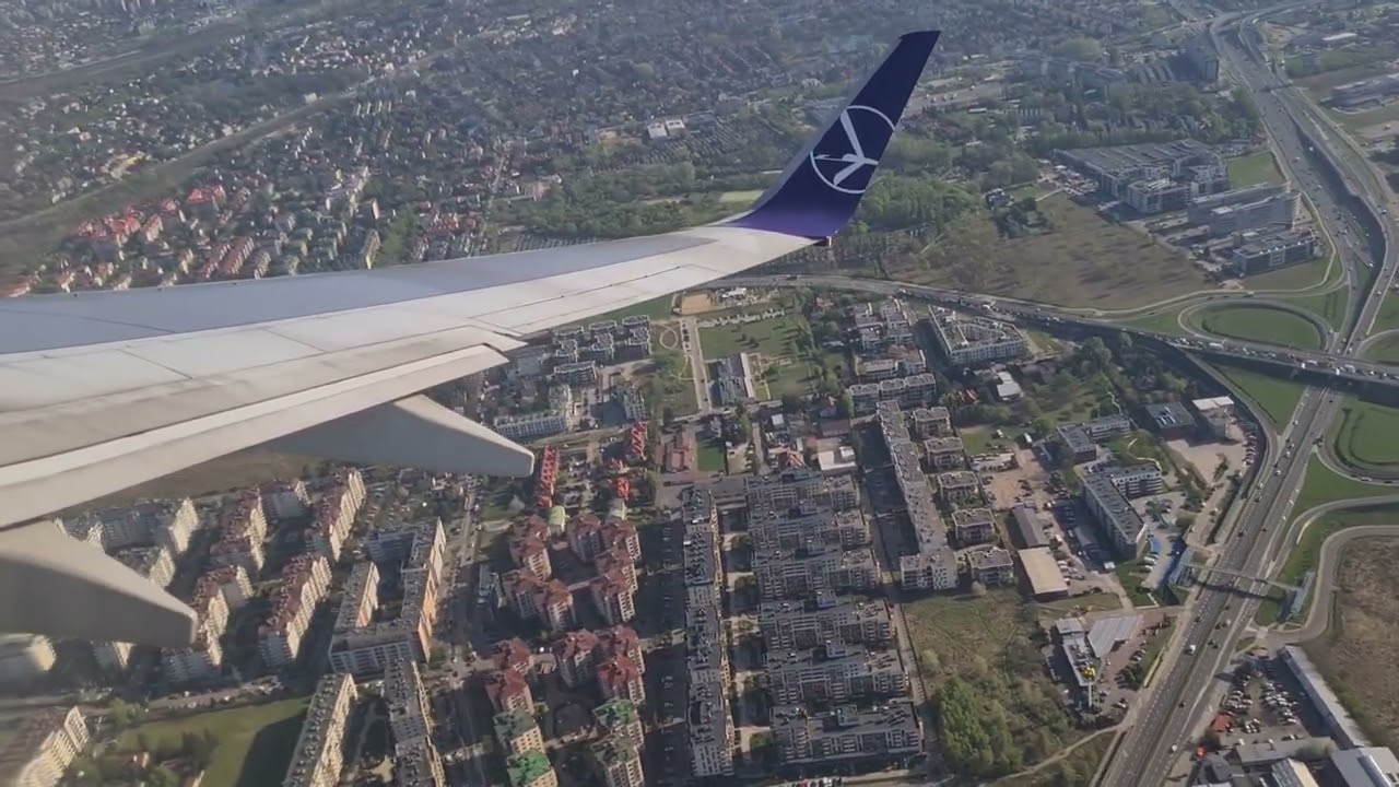 LOT Polish Airlines Boeing 737-800 (SP-LWC) takeoff from Warsaw Chopin Airport