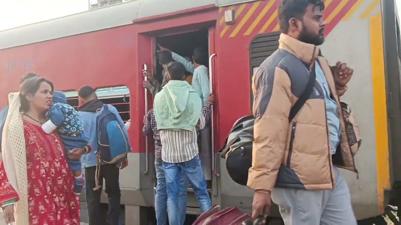 Saket Superfast Express || begampur super fast express || 🚀 Shatabdi Express 🥰 Mumbai LTT 🚀 Saket 