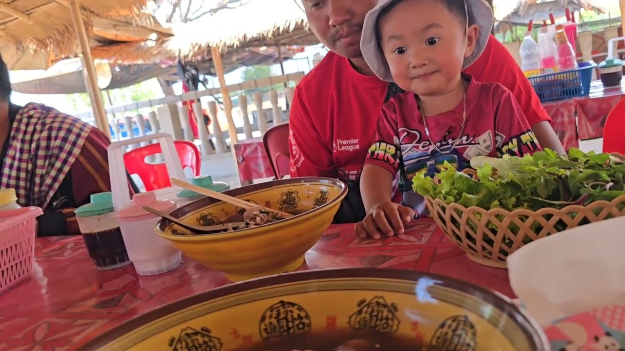 พาพาธันวาน้อยออกเที่ยว ทำบุญที่วัดพระธาตุโพ่นแวะกินก๋วยเตี๋ยว