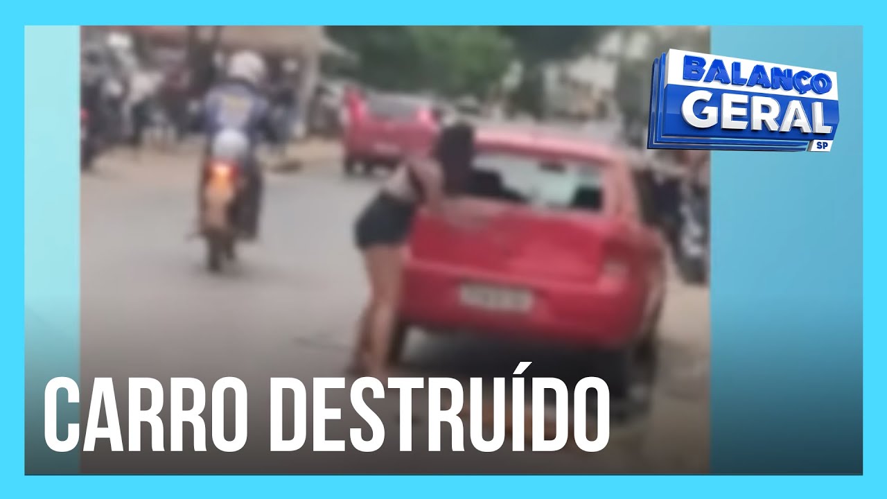 Uma mulher enfurecida quebra  o carro do ex namorado estacionado na rua