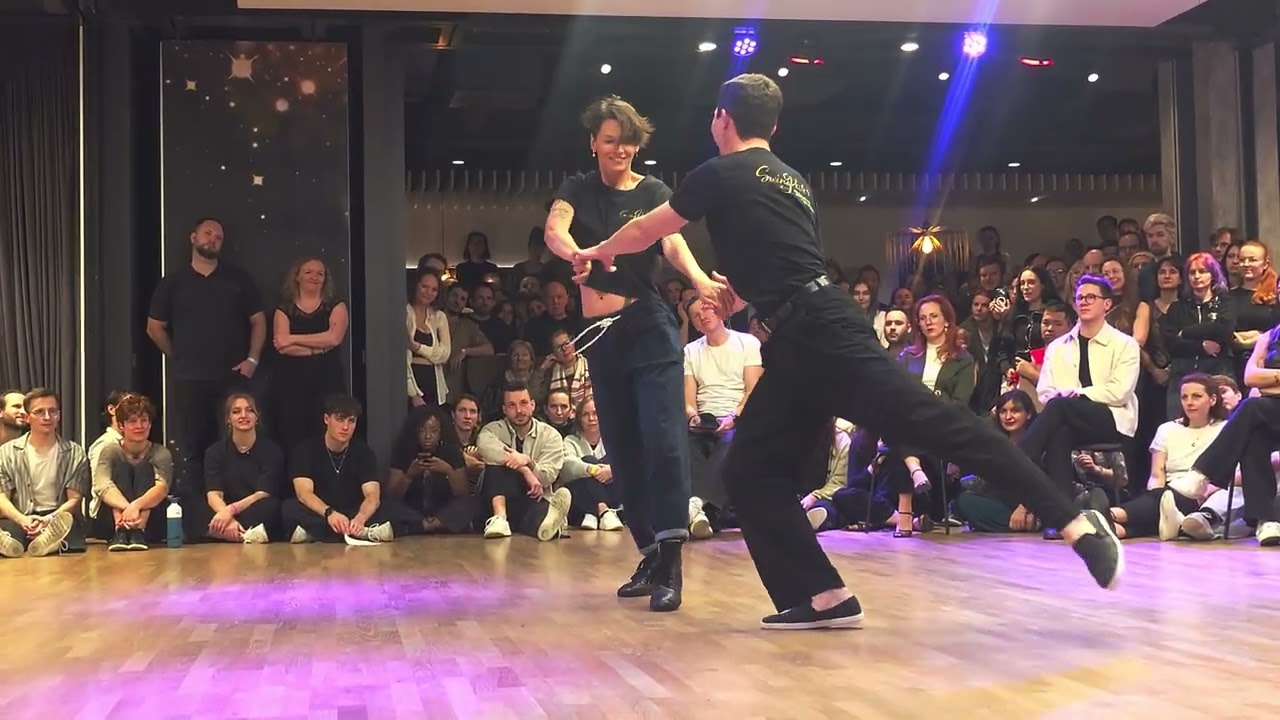 Финал шоу Strictly Come Dancing: чемпионы Swingvester 2025 — Семён Овсянников и Эмелин Рошфей.