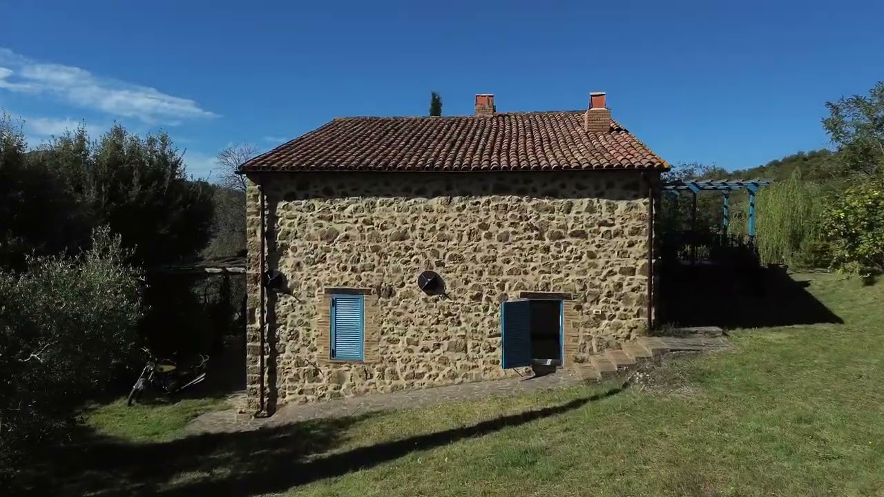 Toscana Maremma casale in pietra ampia metratura con dependance e 15.000 mq terreno