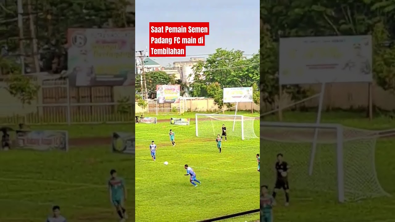 Pemain Semen Padang FC Main di Tembilahan