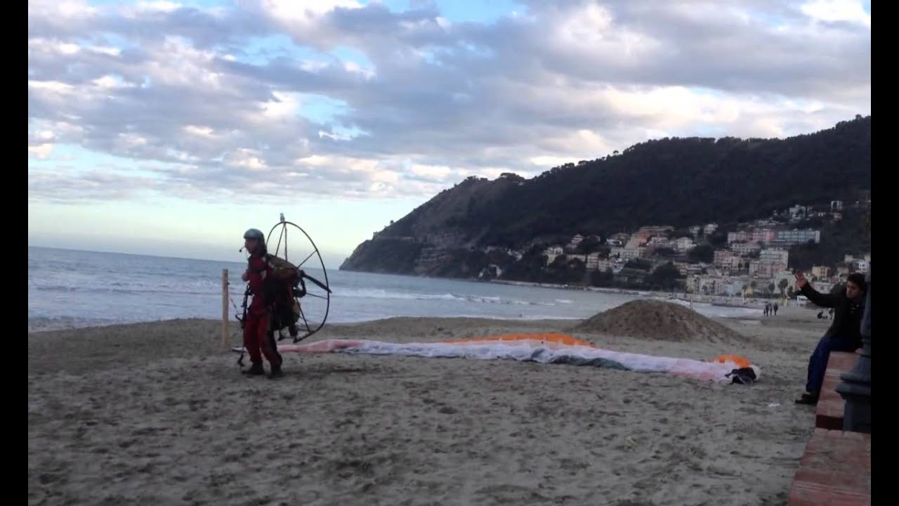 Laigueglia - Paramotore 2 (parapendio con motore ad elica) - Decollo dalla spiaggia