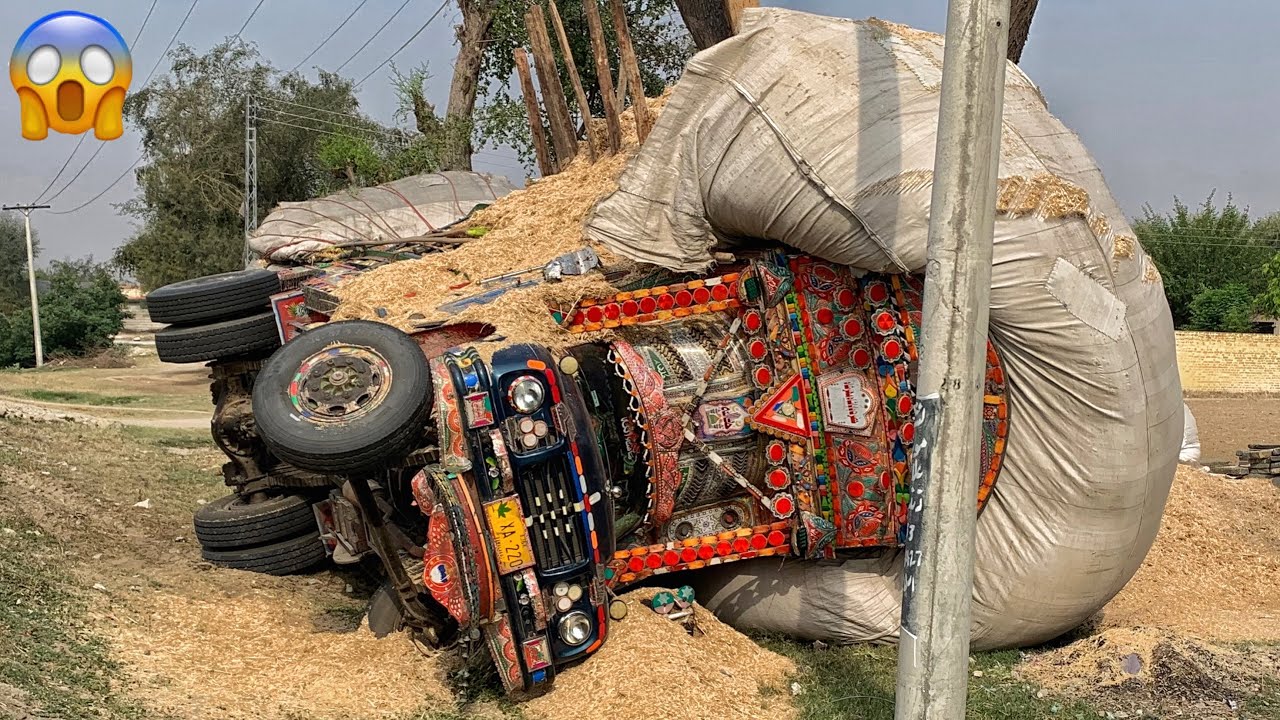 Pakistani Truck Most Dangerous Accident Due To Overload || Repair of Accident Truck in Pakistan