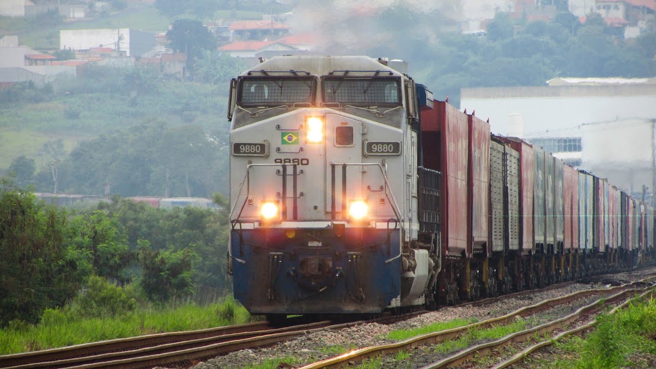 Locomotivas acelerando no ponto 8 em trem carregado da Rumo passando por Itu-SP