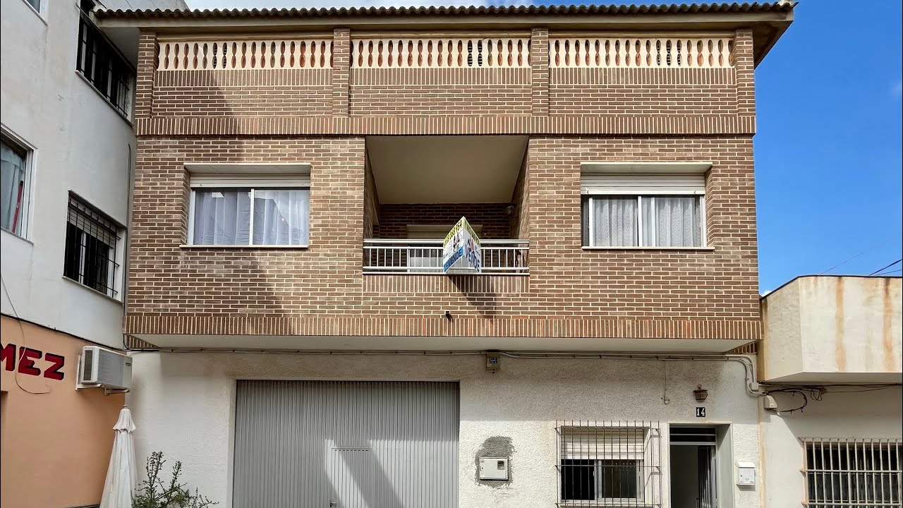Se vende casa grande en San Pedro del Pinatar. Comprar sobre pilares en el centro