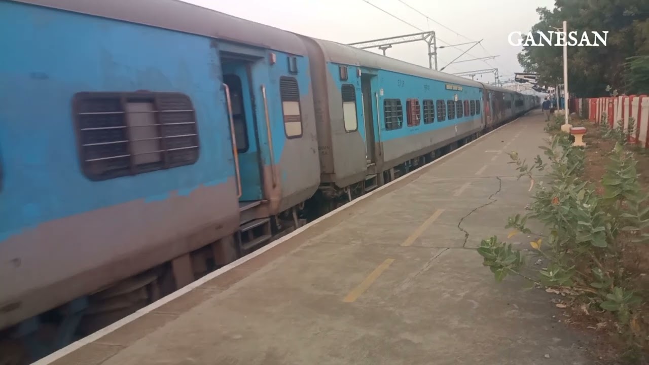 12636 வைகை அதிவேக விரைவு வண்டி சிறிய ரயில் நிலையத்தில் முதல் நடைமேடையில் மெதுவாக கடக்கும் காட்சி 🚈🚃