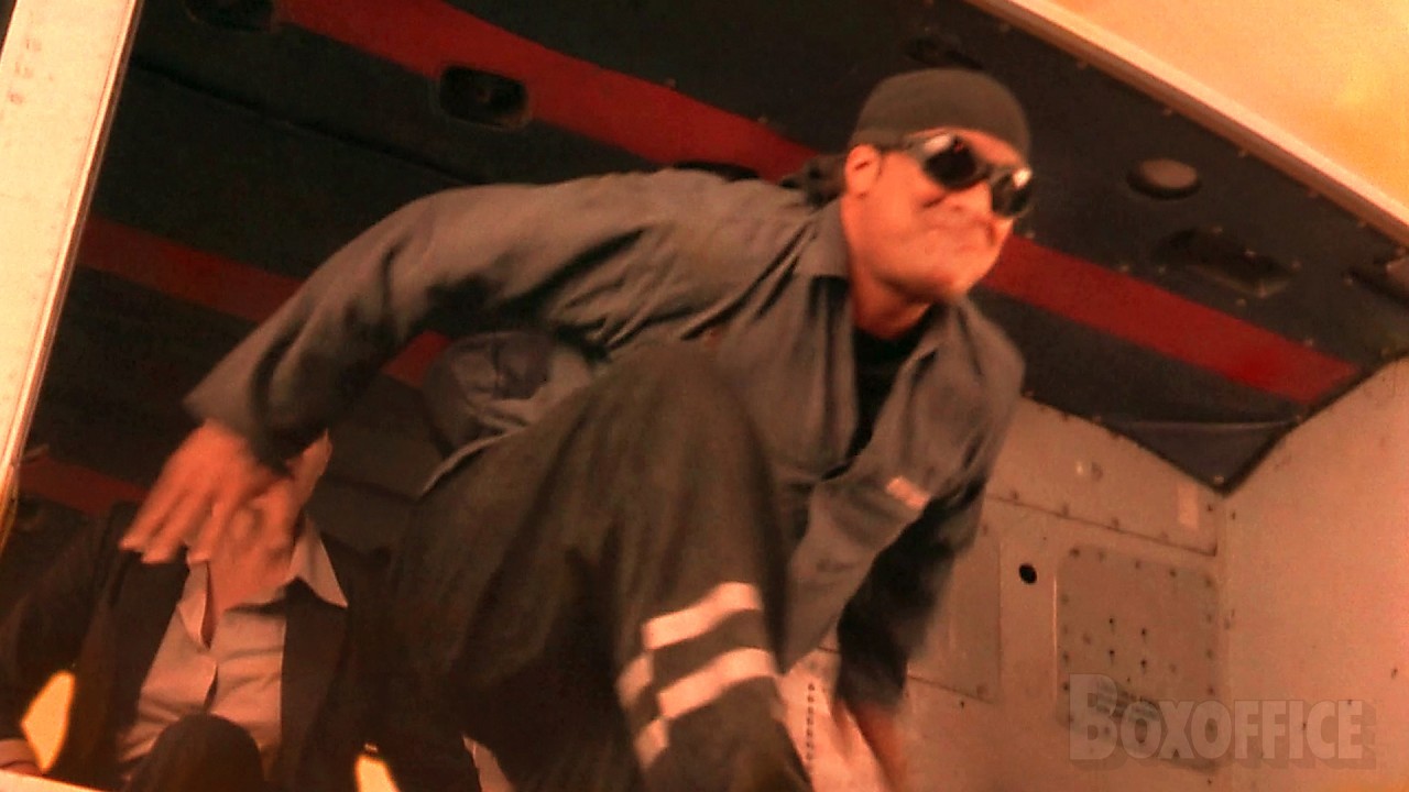 Steven Seagal salta desde un helicóptero | Medio muerto | Clip en Español