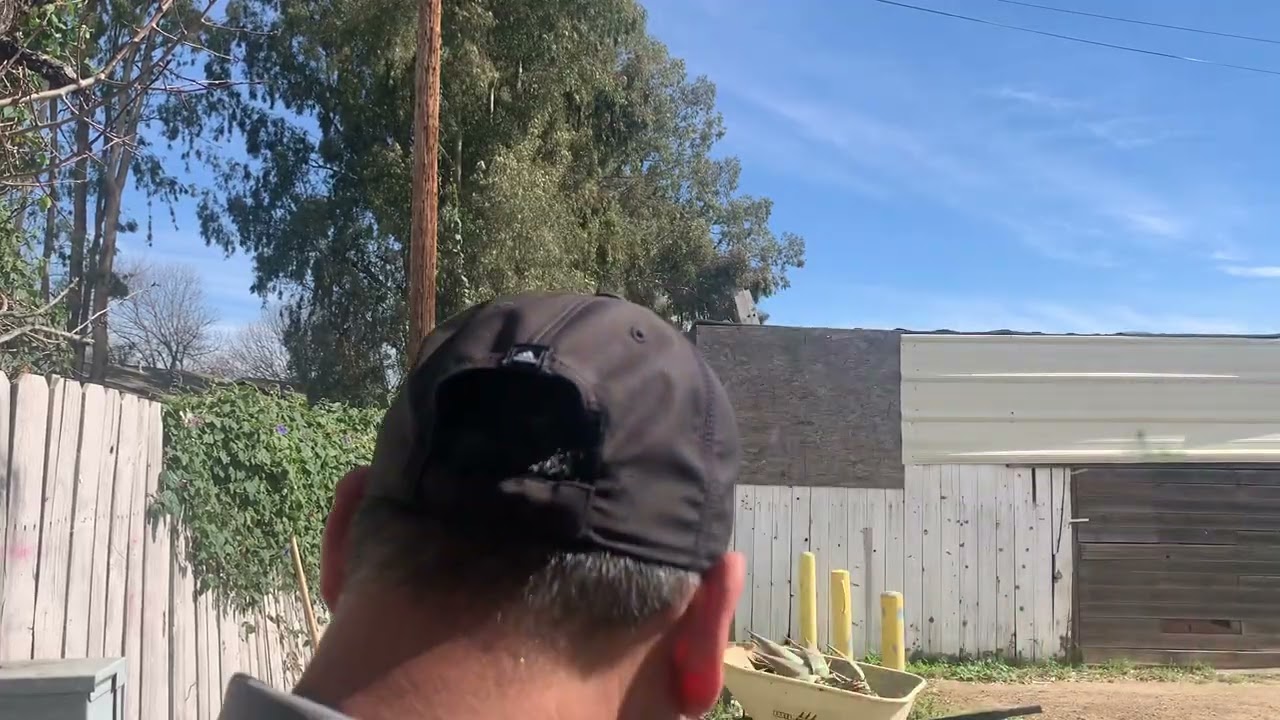 Limpiando el parqueadero de los carros 