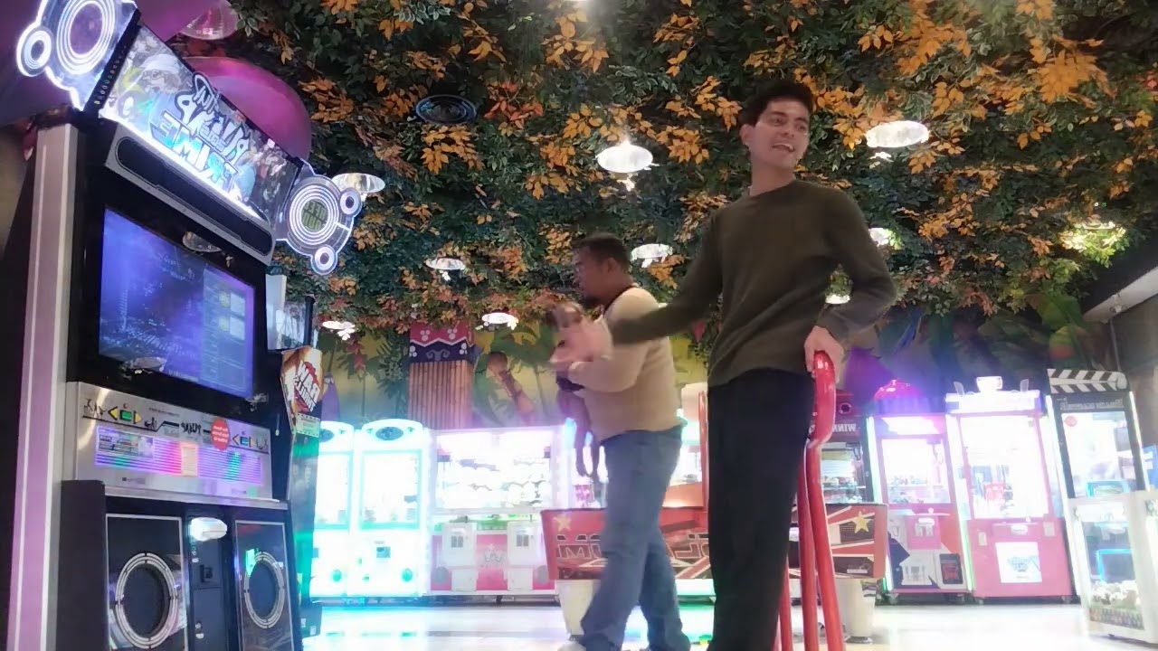 Bermain di mall bersama keluarga 