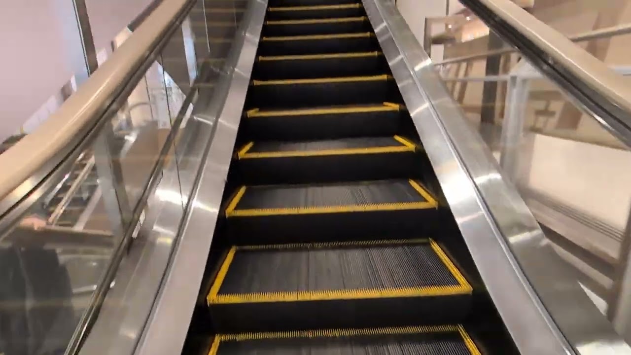 LICOPA 東大和　エスカレーター　上り