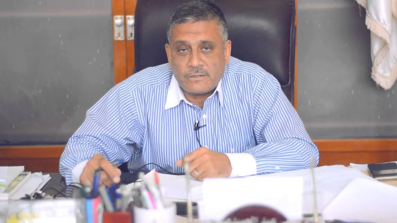 أ.د/ نظمى عبد الحميد عميد كلية الزراعة - جامعة عين شمس يهنىء خريجى دفعة 2015 هندسة زراعية