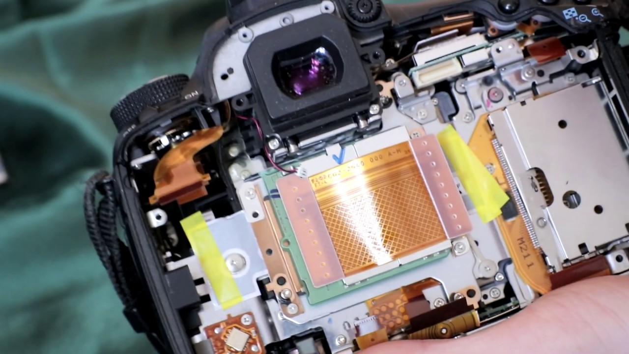 Canon EOS 7D: Repairing the card reader..