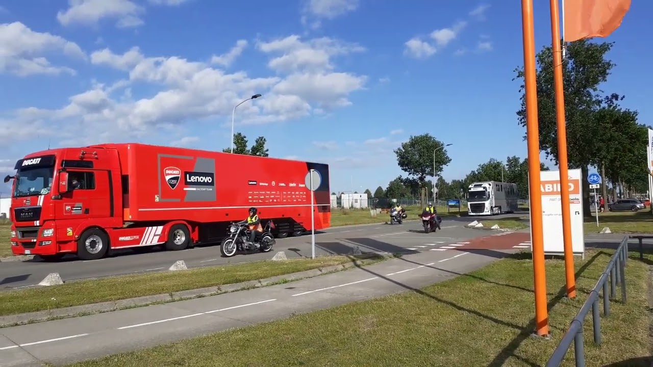 MotoGP vrachtwagens op weg naar Assen