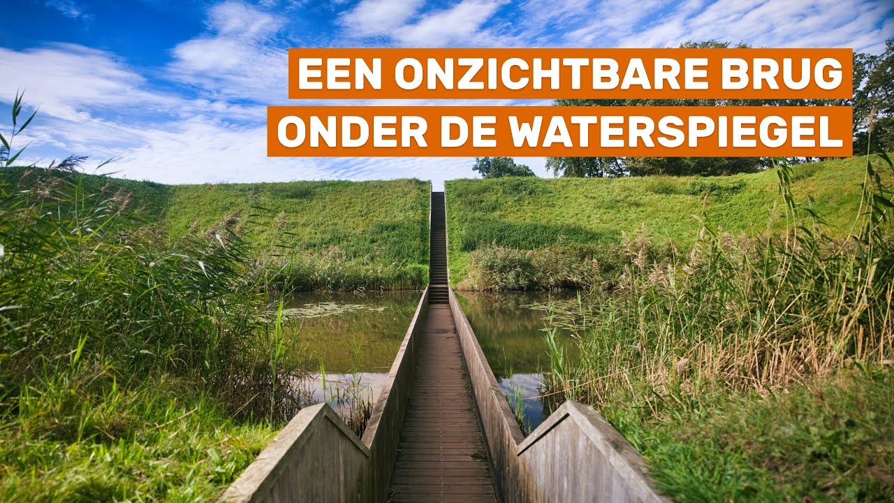 Loop als Mozes door het water, over de Mozesbrug